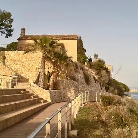 Spacious Flat With Sea Views, 3 Bedrooms, 2 Bathrooms And Next To The Beach!!