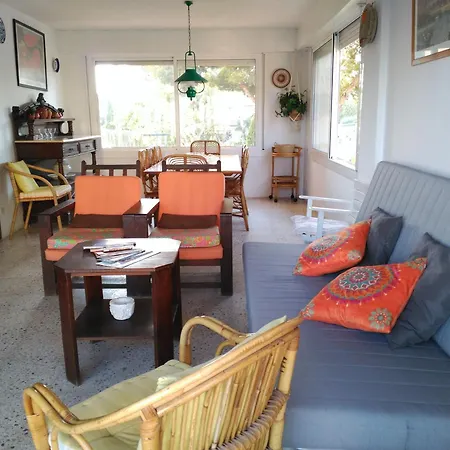 Apartment Spacious Flat With Sea Views, 3 Bedrooms, 2 Bathrooms And Next To The Beach!!